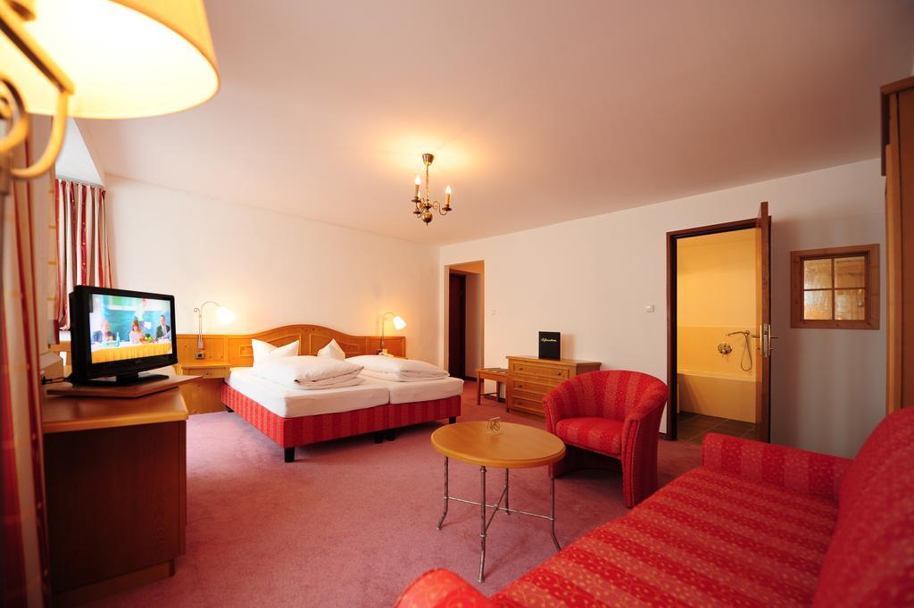 Hotel Krone Matrei am Brenner Exterior photo